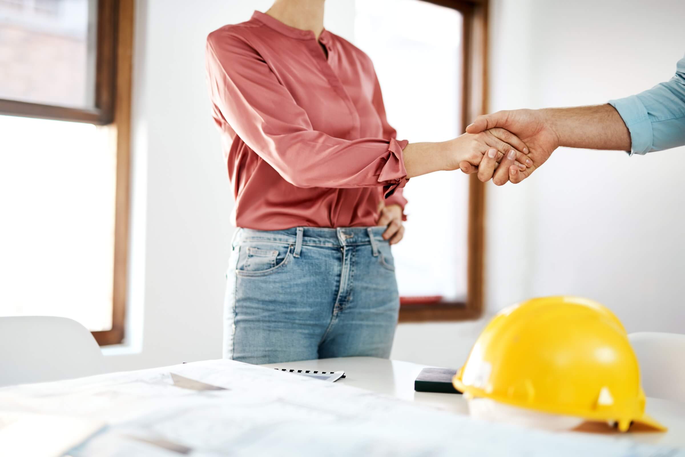 Vertragspartner beim Handschlag zum Bauvertrag