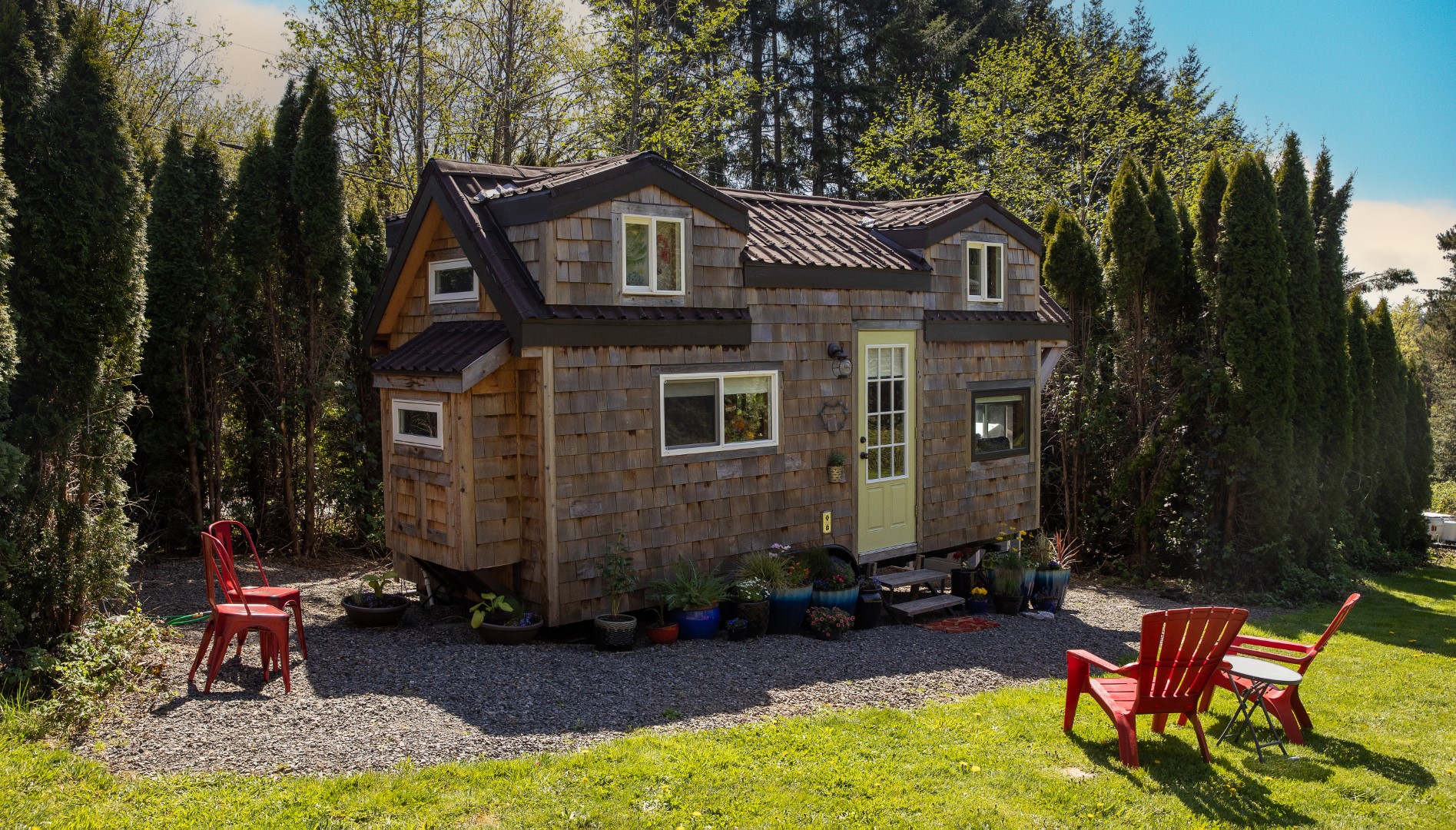 detailverliebtes-tiny-house-im-sommer