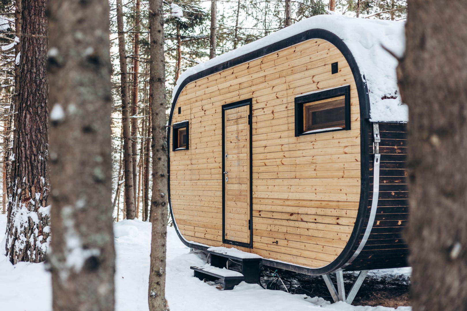 tiny-house-im-winterlichen-wald