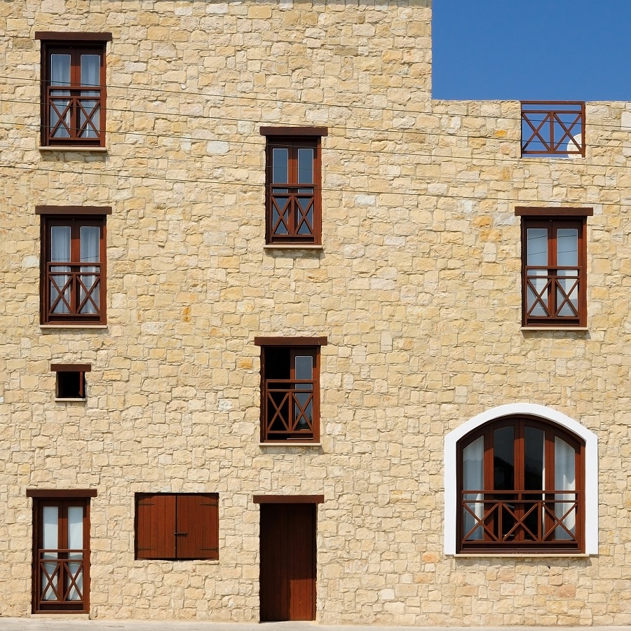 Gemauerte Wand mit Stürzen aus Holz